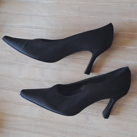 Mootsies Tootsies Collection Black Satin Fabric Short Heel Pumps Classy Formal - Picture 9 of 10